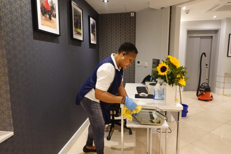 Facility Management by Benchmark Cleaning (2)